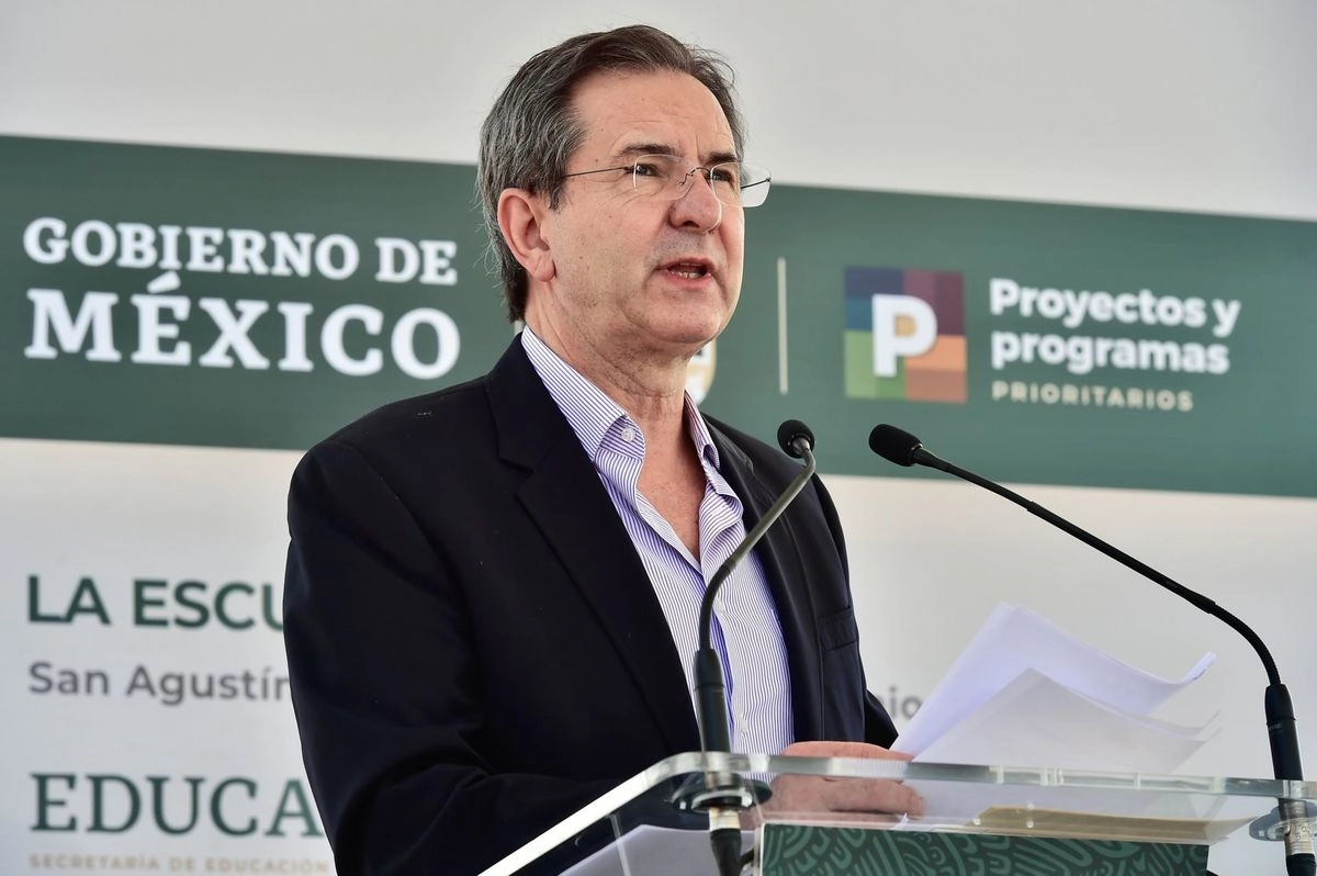 Esteban Moctezuma Barragán, embajador de México en EU, defendió el uso de la tarjeta Finabien para que paisanos en EU envíen sus remesas. Foto 
