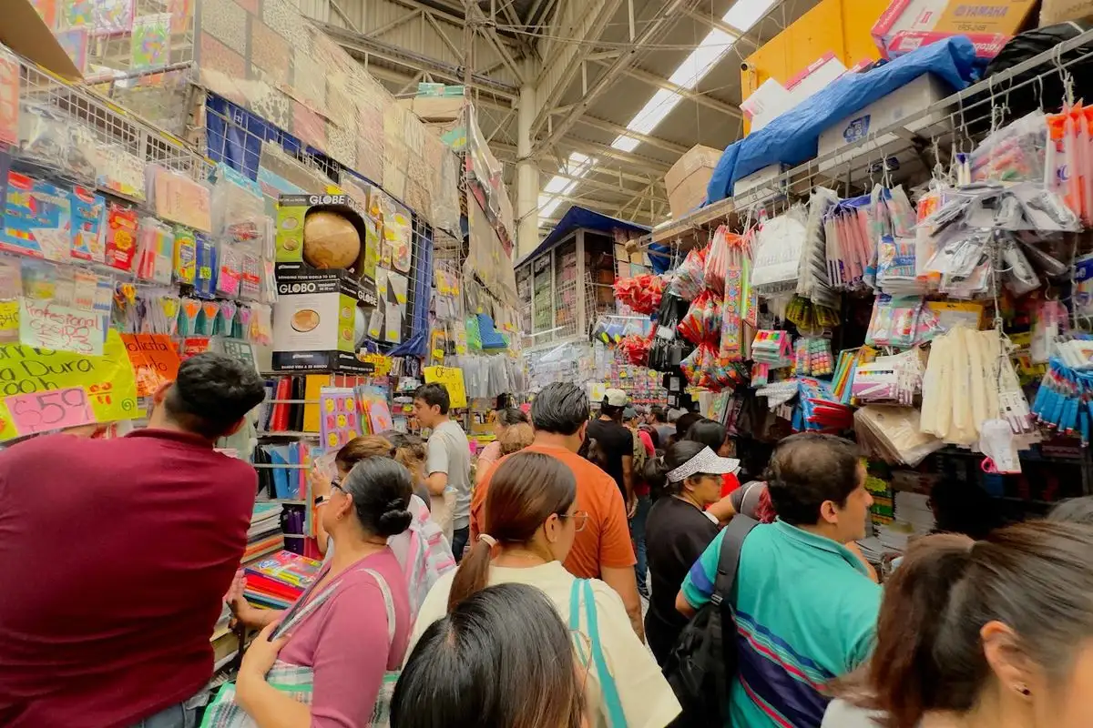 Los padres de familia empezaron a buscar los mejores precios por Internet, baratas en tiendas, gangas en el comercio informal y pagos a meses. Foto