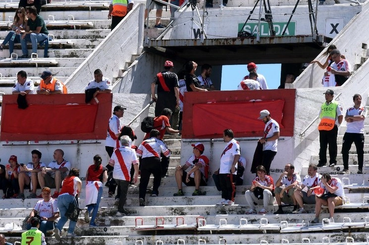 Aficionados del River Plate salen del estadio Antonio Vespucio Liberti al ser suspendido el partido. Foto Ap / Archivo