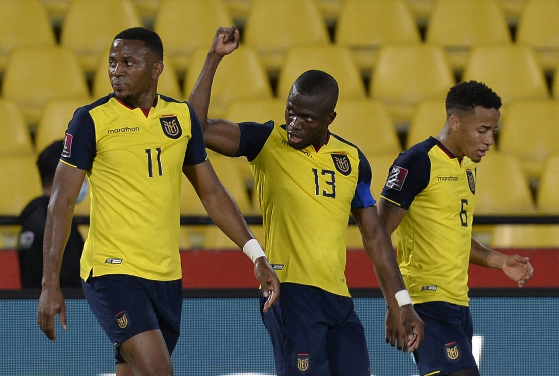 Michael Estrada, Enner Valencia y Byron Castillo (derecha) durante el partido clasificatorio sudamericano para la Copa del Mundo de Qatar 2022 en el estadio Monumental de Guayaquil, Ecuador. Foto Rodrigo Buendía / Pool / Afp