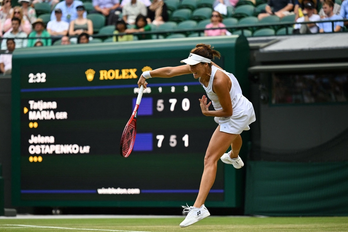 Tatjana Maria concretó una nueva sorpresa en Wimbledon al eliminar a la preclasificada 12 del torneo, Jelena Ostapenko. Foto Afp 