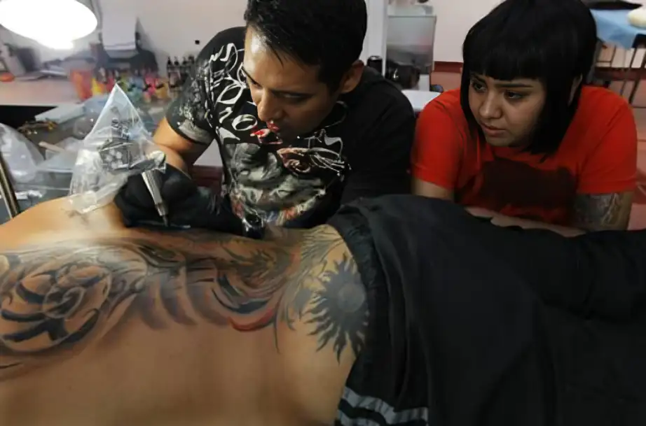 Los empresarios deben contar con un manual donde describan las técnicas de tatuajes, micropigmentación o perforaciones que ofrecerán. Foto Yazmín Ortega Cortés / Archivo