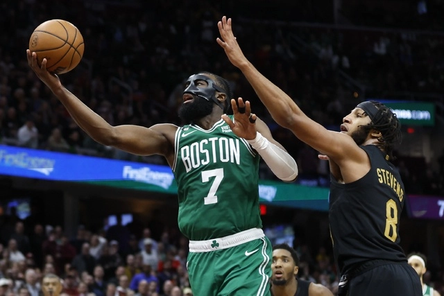 Tatum guió la victoria de Boston, que dejó su récord en 46-21. Foto Ap / Archivo
