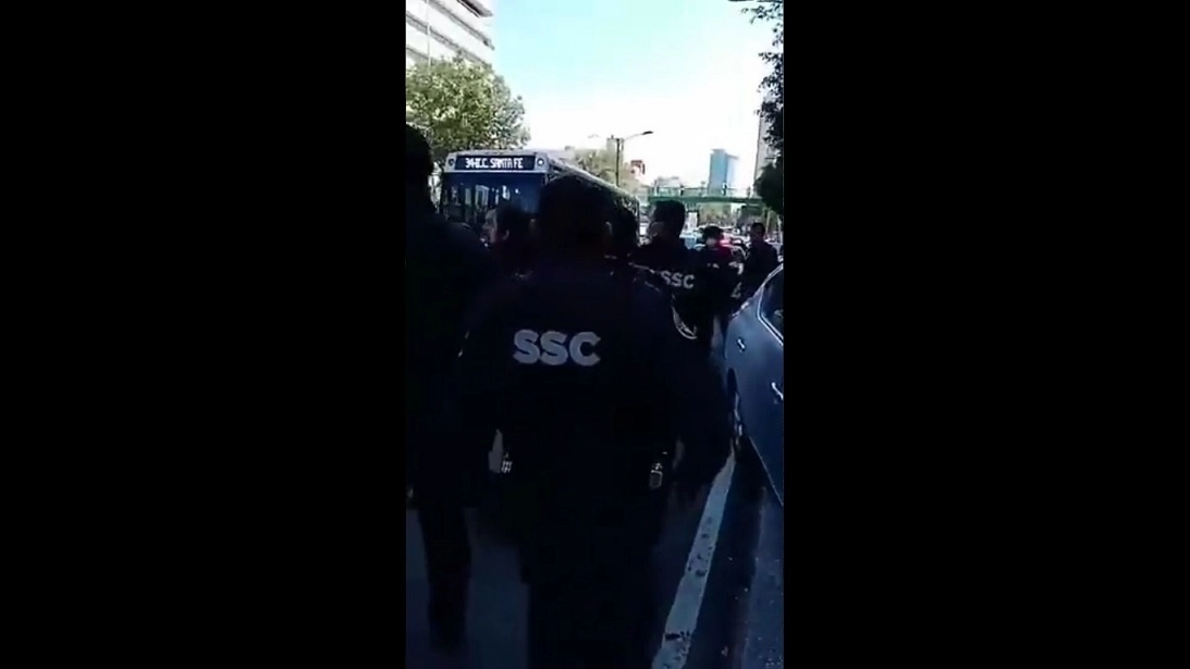Imagen tomada de un video en Twitter de otro incidente con policías la mañana de este viernes.