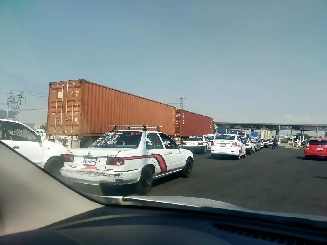 Los taxistas bloquearon por más de tres horas la caseta de peaje de la autopista Circuito Exterior Mexiquense (CEM). Foto La Jornada