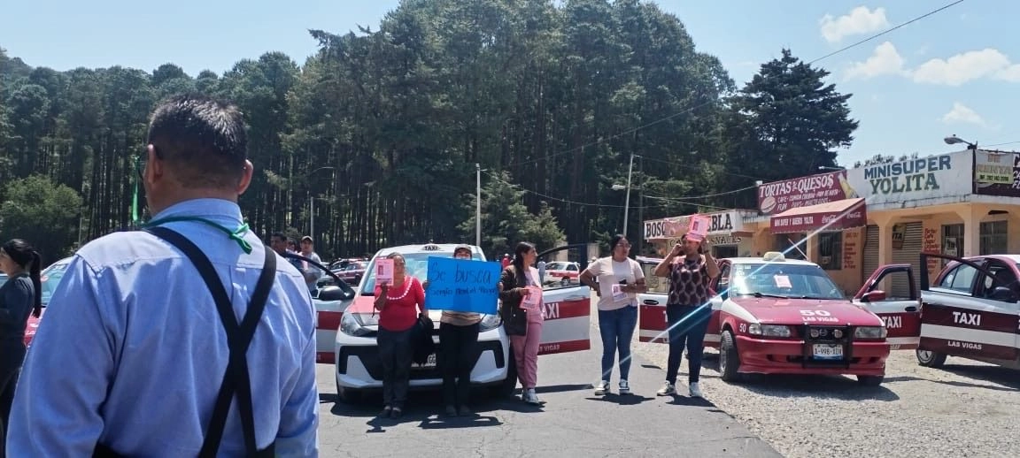 Taxistas de Las Vigas bloquearon la carretera Xalapa-Perote a la altura de Normandía para exigir la localización de su compañero Sergio Montiel Rojas, desaparecido desde el 4 de mayo.  Foto 