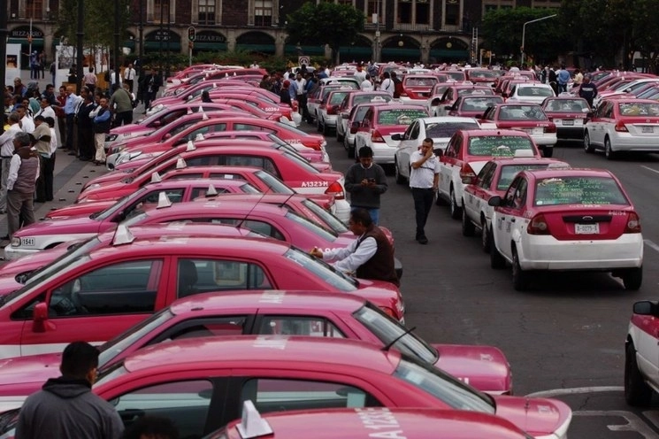 Los taxis convencionales suben ilegalmente sus tarifas para competir con los precios de los taxis por aplicación. Foto Cristina Rodríguez / Archivo