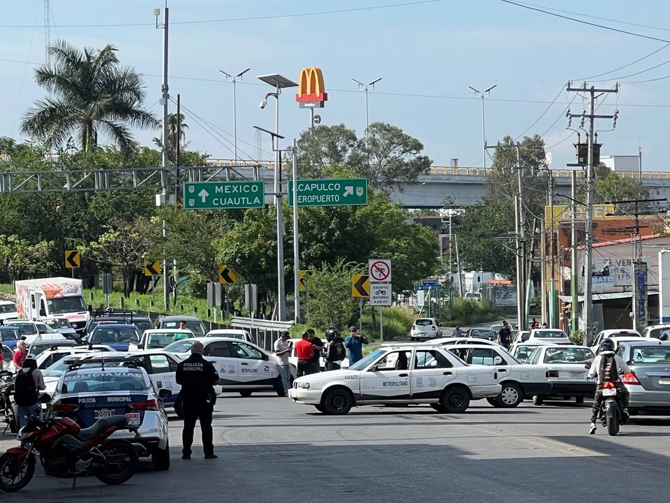 Uno de los cierres vehiculares se registró en la avenida Plan de Ayala a la altura de la Coordinación de Movilidad y Transportes de Morelos, misma que comunica la parte oriente de la ciudad con el centro de Cuernavaca.