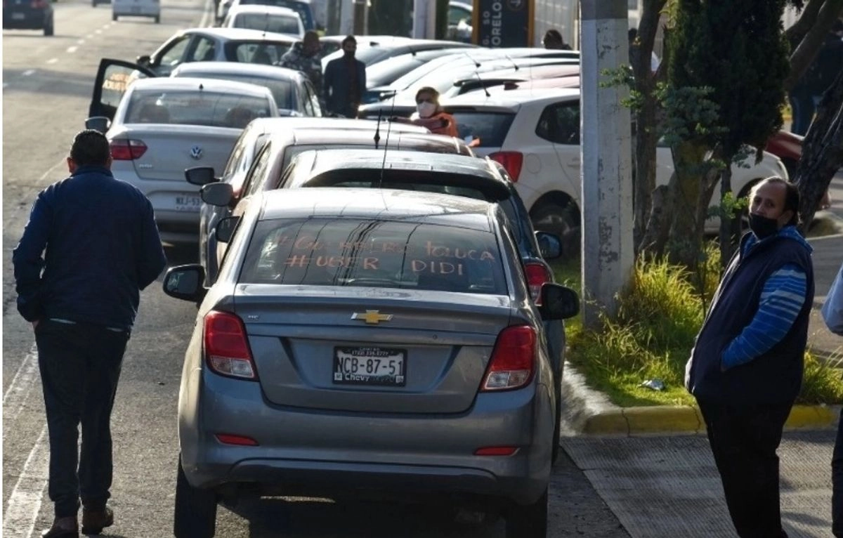 Taxistas de Tepic, Nayarit denunciaron abusos por parte de la gerencia de la tienda Soriana donde tienen su sitio. Foto 