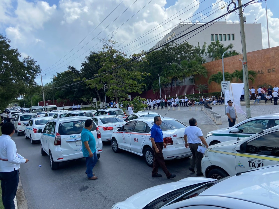 Unos 45 mil choferes de taxis y colectivos protestan en la entidad para exigir que los magistrados no concedan el amparo interpuesto por la plataforma Uber para que se permita su libre tránsito por el estado, el 14 de diciembre de 2022. Foto ‘La Jornada’