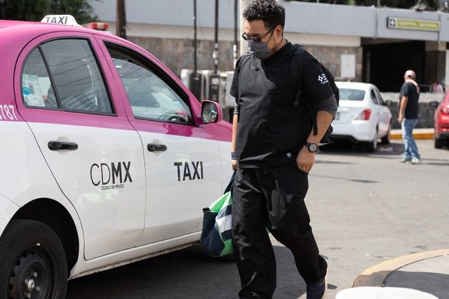 Los taxistas exigirán los créditos que por 25 mil pesos ofreció el gobierno federal a fin de apoyar al sector ante la baja de sus ingresos durante la emergencia sanitaria. Foto Pablo Ramos / Archivo 