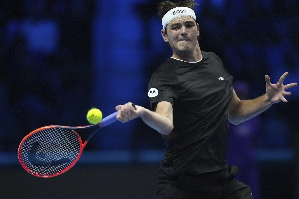 El estadunidense, Taylor Fritz, derrotó con sets de 6-4 y 6-3 al ruso, Daniil Medvedev, en las Finales de la ATP, que se juega en Turín, Italia. Foto Ap