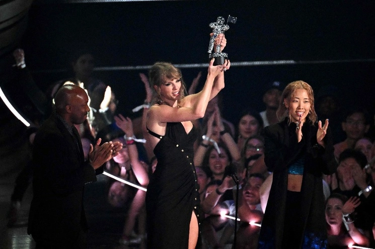 Taylos Swift recibe el premio a mejor video del 2023 por su tema "Anti-Hero", en la entrega de los MTV Music Video Awards. Foto Afp.