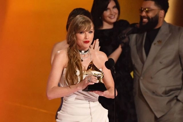 La cantante y compositora Taylor Swift ganó el premio al álbum del año en los Grammy por “Midnights”. Foto Afp