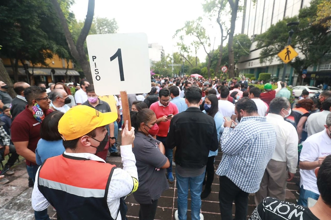 Habitantes de la colonia Roma durante el sismo del 19 de septiembre de 2022 en la Ciudad de México. Foto Luis Castillo