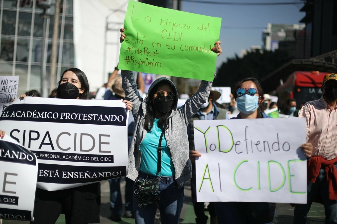 La comunidad del CIDE) junto con alumnos de la UNAM, la Ibero y el ITAM marcharon del Parque Hundido al Conacyt el 04 de diciembre del 2021. La Jornada/ Yazmín Ortega Cortés