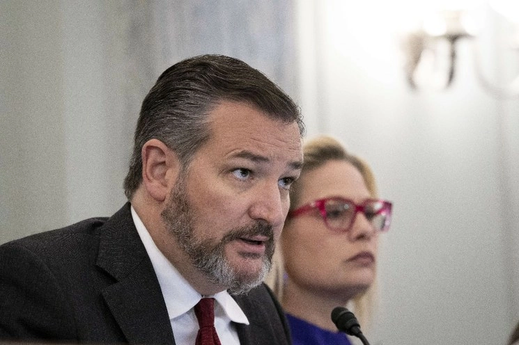 El senador Ted Cruz saludó de mano a una persona que dio positivo a Covid-19. Foto Afp