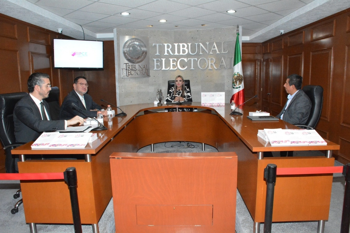 Con dos votos a favor y uno en contra, los magistrados del Tribunal Estatal Electoral de Hidalgo desecharon un recurso promovido por el PAN y PRI contra el presidente López Obrador en el que argumentaban había violado el principio de neutralidad. Foto tomada del Twitter de @teehgo / Archivo