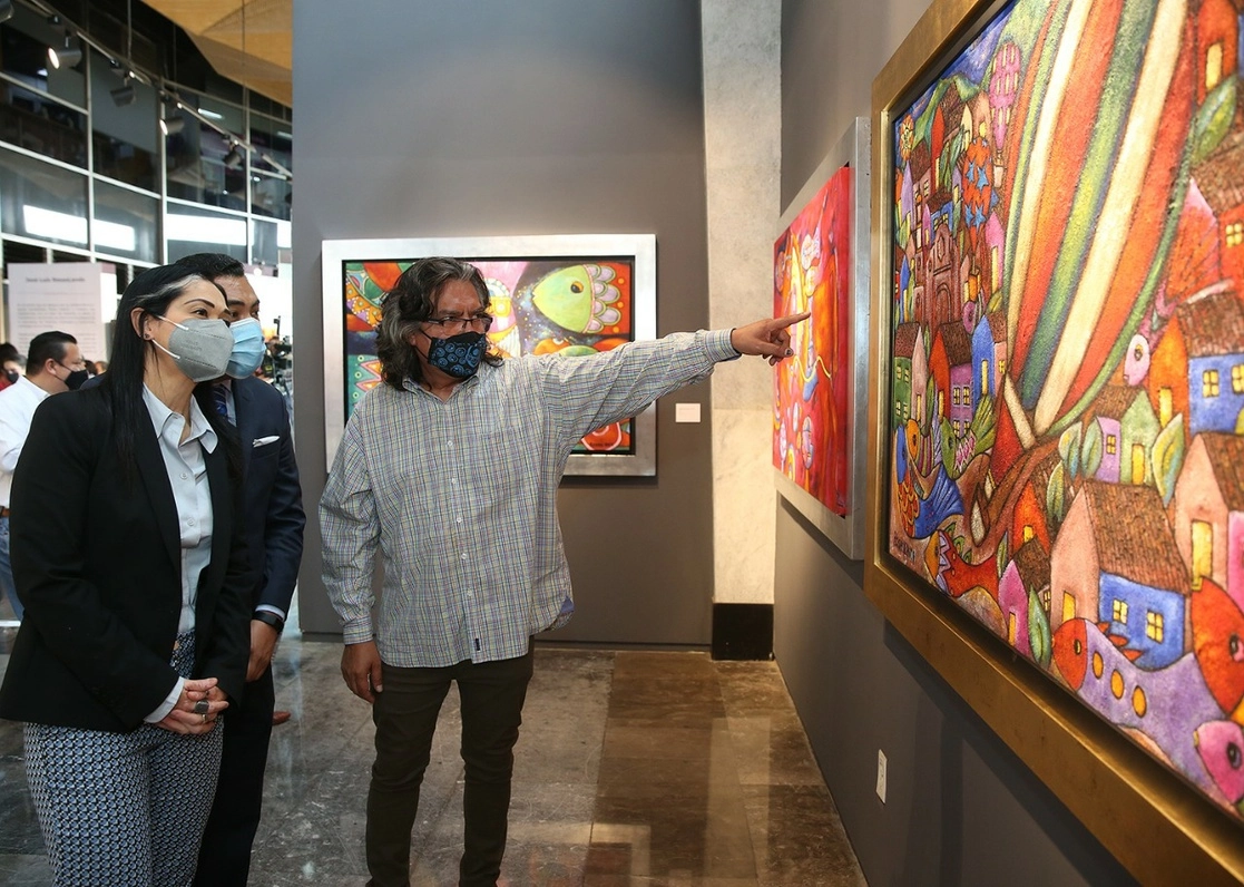 'Tehuantepec' es “un homenaje a lo mejor de México, visto a través de la experiencia del artista, quien reúne una selección de obras que muestra las tradiciones, fantasía y seres de la naturaleza como son: peces, muxes, caballos, tortugas, nahuales, entre otros. Foto tomada del sitio de https://www.gob.mx/issste/prensa