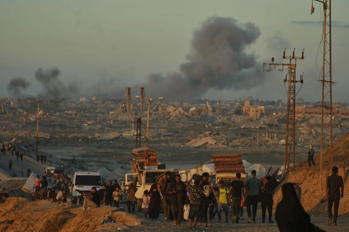 Palestinos huyen de los bombardeos del norte de Gaza por la carretera costera cerca de Wadi. Foto 

