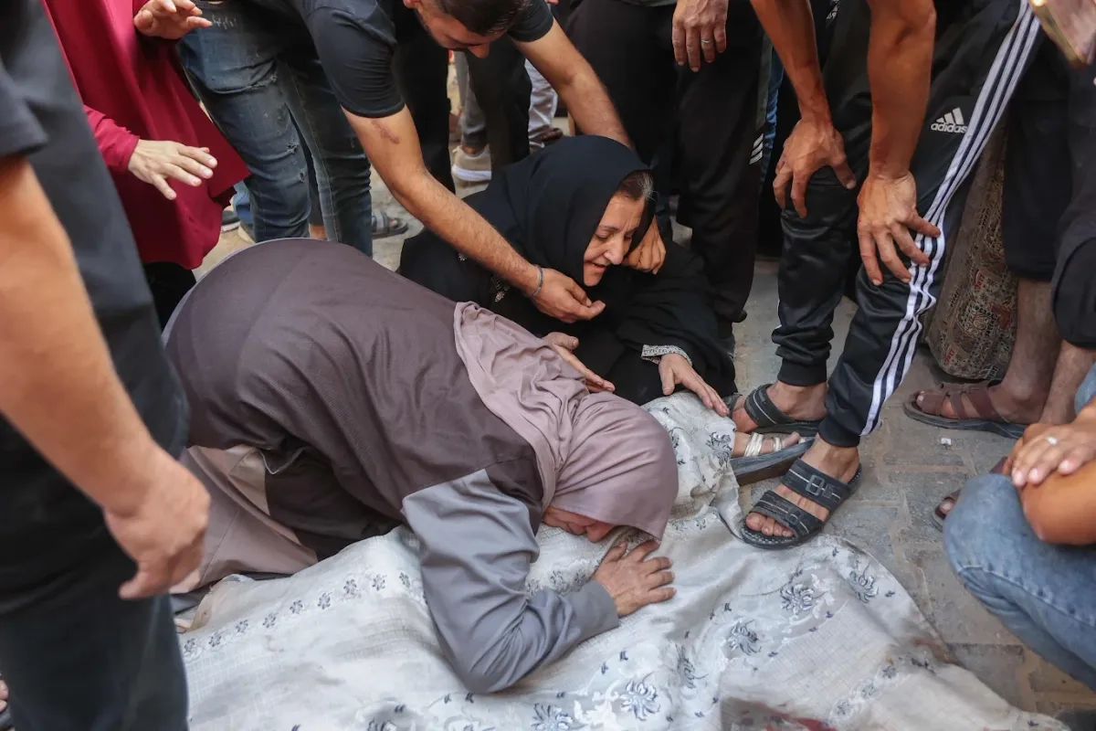 Escena cotidiana en el hospital Al Shifa, en la ciudad de Gaza, devastada por bombardeos israelíes. Foto 