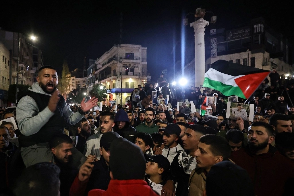 Palestinos protestan en solidaridad con Gaza en Ramallah, en la Cisjordania ocupada, el 1 de enero de 2024. Foto: Afp