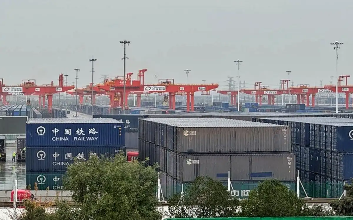 La ciudad de Xi’an es hoy uno de los centros neurálgicos del transporte de trenes. El Ferrocarril Exprés China-Europa tiene 18 rutas de transporte internacionales. Al oeste, llegan hasta Hamburgo y Róterdam; al norte se dirigen a Moscú y Minsk, y al sur arriban, a través del Nuevo Corredor Terrestre-Marítimo Occidental, hasta el sudeste asiático.