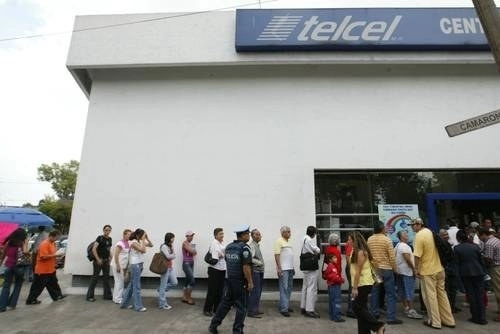 Fila de clientes frente a una sucursal de Telcel. Foto Roberto García Ortiz / Archivo