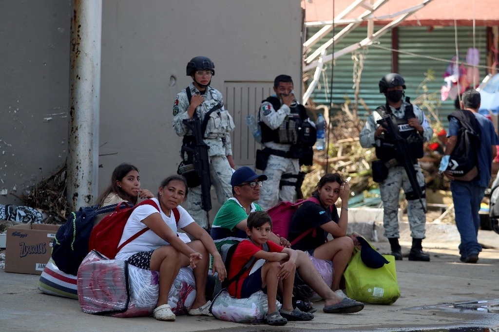 Damnificados por huracán 'Otis' en calles de Acapulco, Guerrero. Foto Alfredo Domínguez