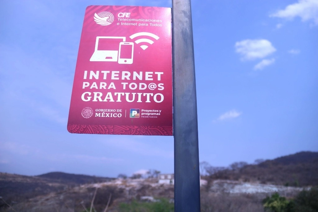 Actualmente se cuenta con 98 mil 960 puntos de acceso gratuito a Internet, que tienen 27 millones de usuarios al mes, se informó. Foto Cuartoscuro / archivo