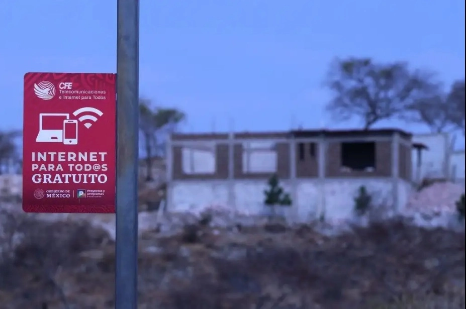 Anuncio del programa "Internet para todos gratuito" de la Comisión Federal de Electricidad. Foto Cuartoscuro / Archivo 
