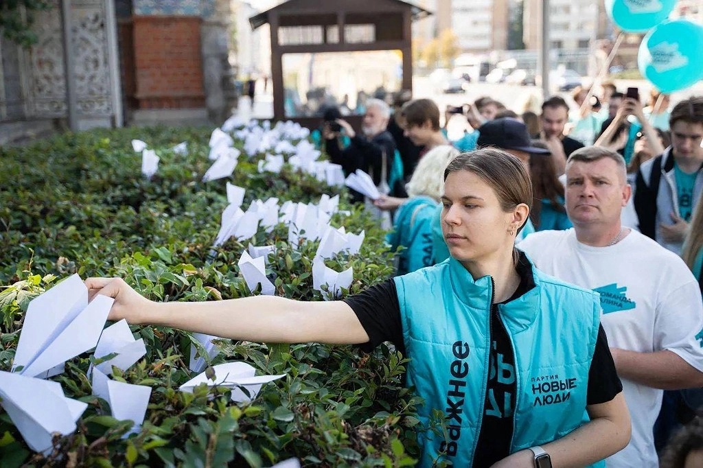 Usuario del Telegram dejaron aviones de papel, representando el logo de la plataforma, en una jardinera afuera de la Embajada de Francia en Rusia, como muestra de apoyo a Durov. Foto Afp