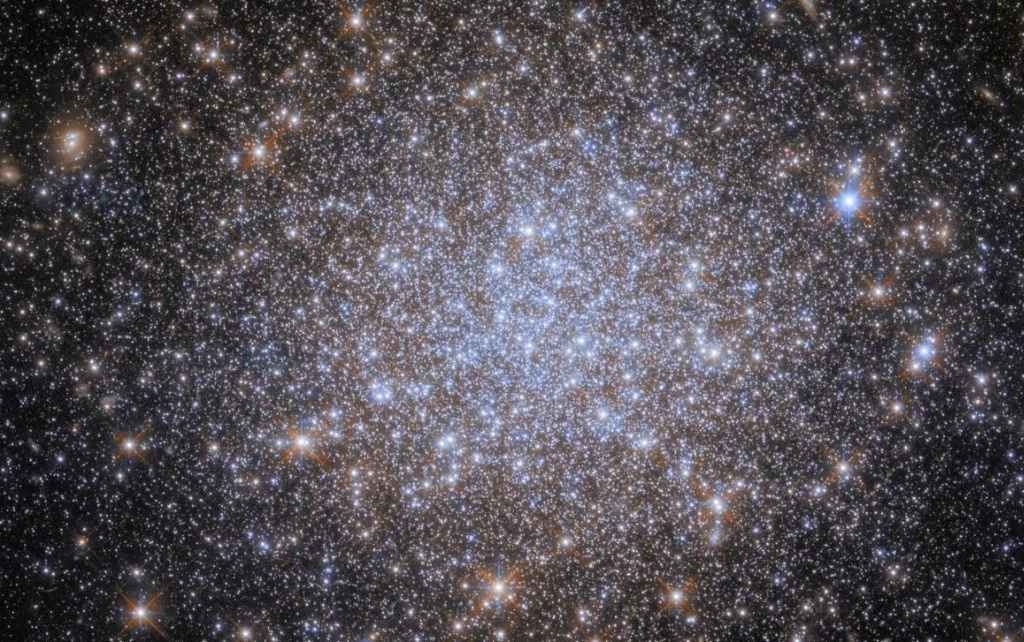 El telescopio espacial Hubble capturó un grupo de estrellas abarrotado, que corresponde al cúmulo globular o fósil celeste NGC 1841 en la Gran Nube de Magallanes, a 162 mil años luz. Foto Europa Press