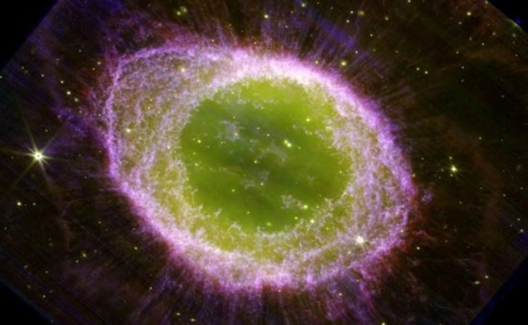 El Telescopio Espacial James Webb registró nuevas imágenes impresionantes de la icónica Nebulosa del Anillo, también conocida como Messier 57. Foto Europa Press