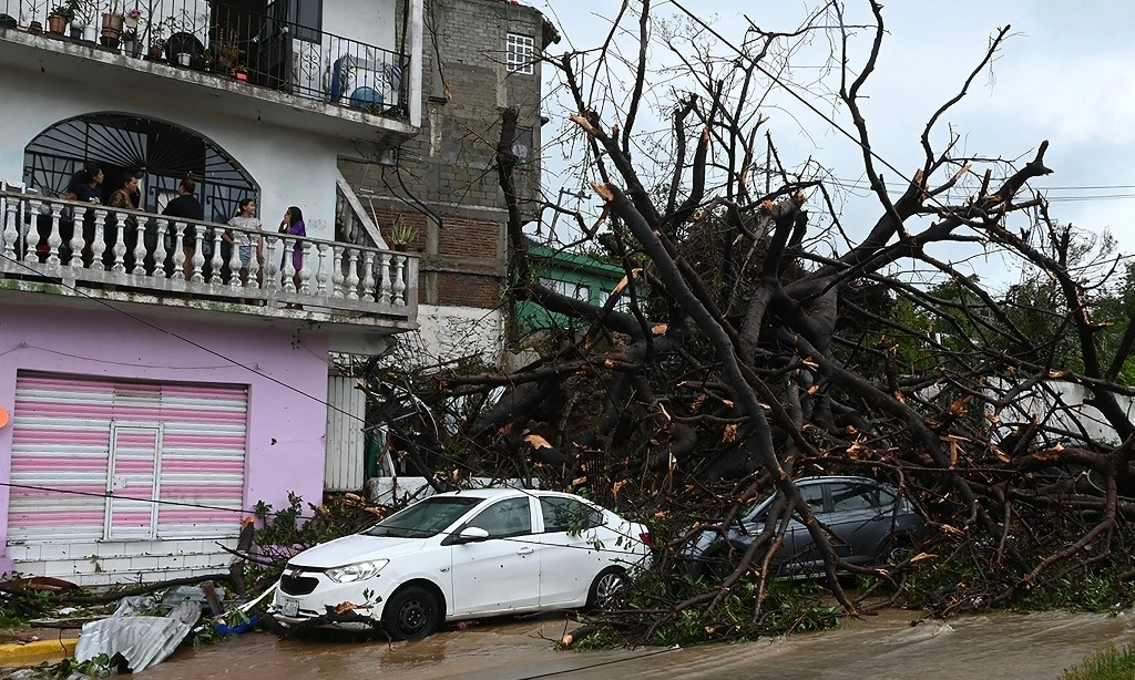 Teléfonos de México informó que restableció los servicios de su red dorsal de telecomunicaciones en Acapulco, luego de que ésta fuera afectada por el paso del huracán ‘Otis’. Foto Afp