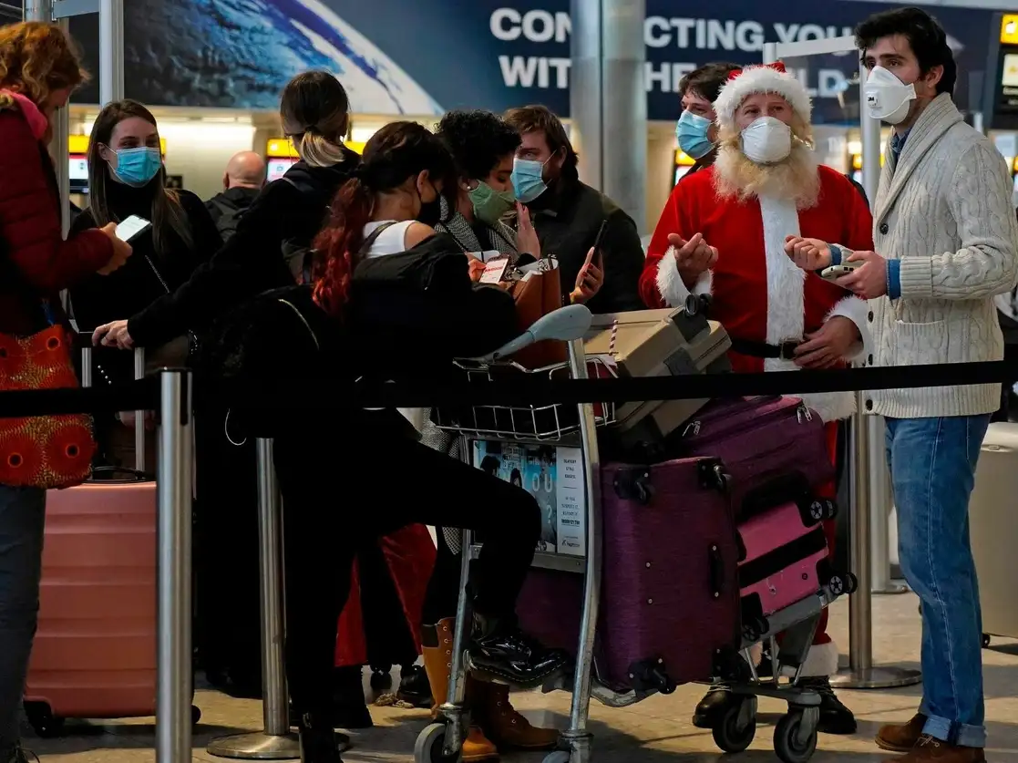 Viajeros varados en el aeropuerto de Heathrow en Londres, luego de que varios países suspendieran sus vuelos con Gran Bretaña por la mutación del coronavirus. Foto Afp 