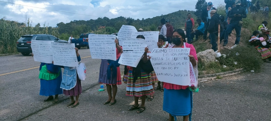 Indígenas de la comunidad de Alcozacán, municipio de Chilapa de Álvarez, demandaron el pasado mes de octubre al presidente Andrés Manuel López Obrador, durante su gira por esa localidad, seguridad y justicia para los pueblos nahuas de la Montaña Baja de Guerrero. Foto Sergio Ocampo



