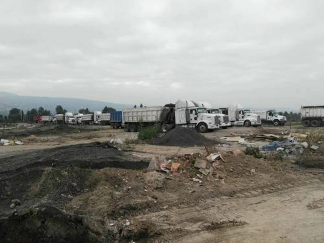 Desperdicios de obras en terrenos de una reserva ecológica en la delegación Tláhuac. Foto La Jornada / Archivo
