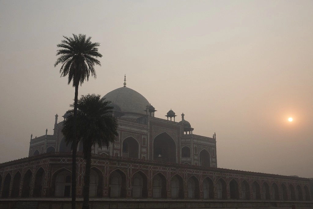 Imagen de la Tumba de Humayun envuelta por el esmog en Nueva Delhi, India, el 4 de noviembre de 2020. Foto Xinhua