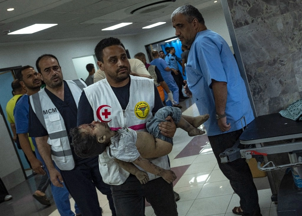 Un niño herido en ataques militares israelíes es llevado al hospital Shifa en la ciudad de Gaza. Foto Ap