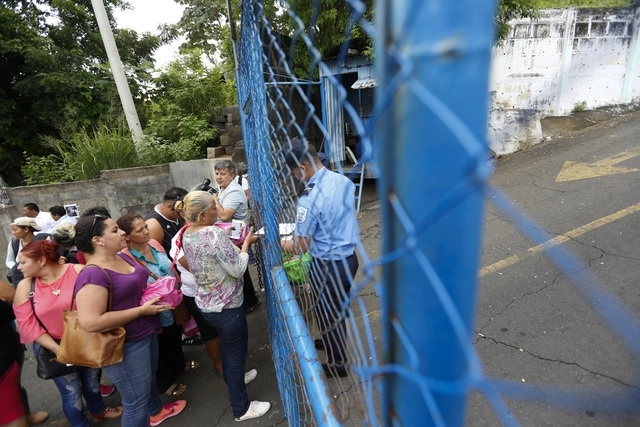 Familiares de cuatro opositores  en huelga de hambre en la cárcel El Chipote, en Nicaragua, temen por su vida. Foto Ap