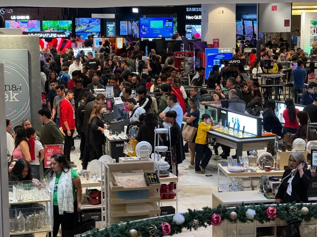 Compras en una plaza de la Ciudad de México, el 17 de noviembre de 2024. Foto Luis Castillo