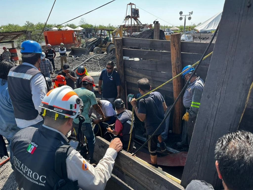 El gobernador de Coahuila, Miguel Ángel Riquelme, señaló lo anterior, pero precisó que hasta ahora sólo 10 familias han pedido información sobre sus seres queridos atrapados en la mina de carbón El Pinabete. Foto ‘La Jornada’