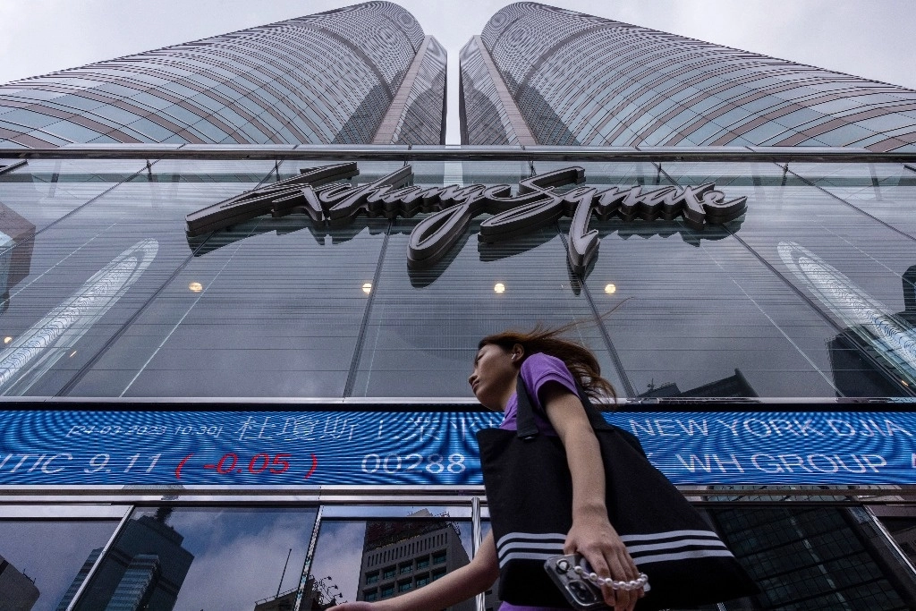 En Asia los mercados financieros cerraron en rojo este viernes, debido a las preocupaciones sobre la agitación en el sector bancario. En la imagen, la Bolsa de Valores de Hong Kong el 24 de marzo de 2023. Foto Ap