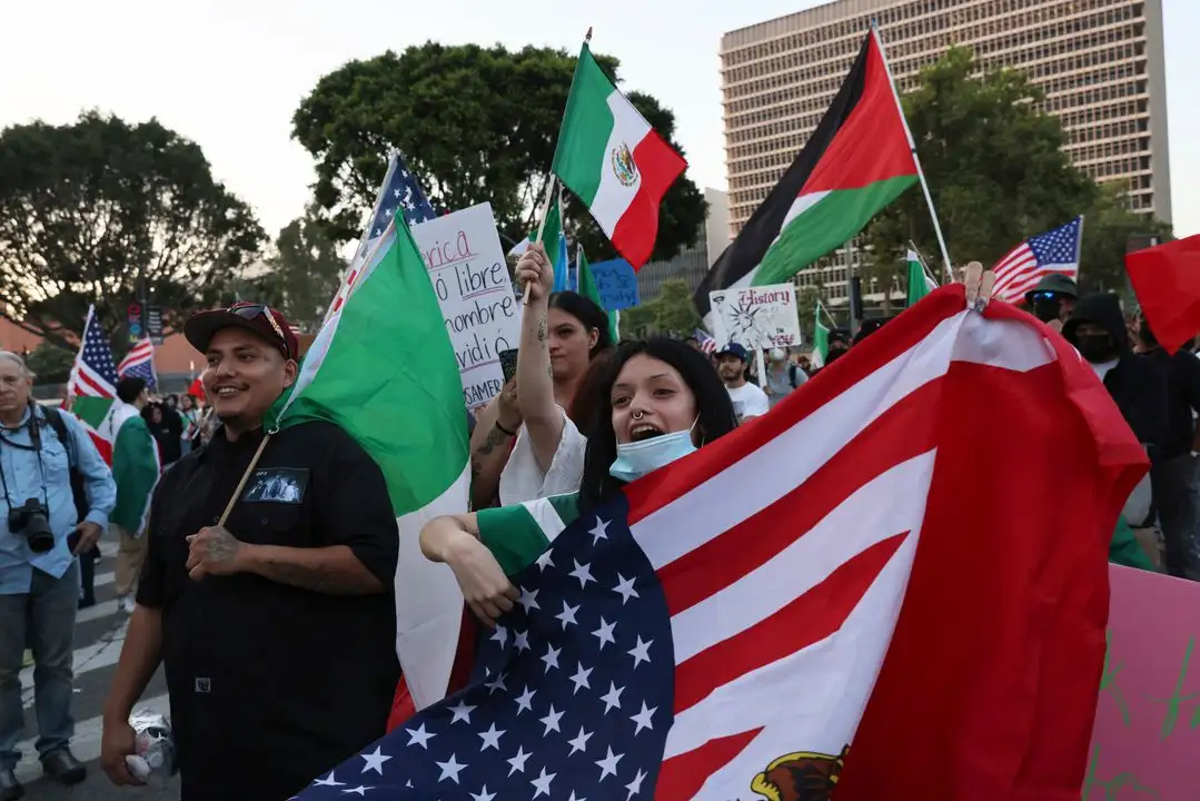 Manifestantes protestan en respuesta a una serie de redadas del Servicio de Inmigración y Control de Aduanas (ICE) de Estados Unidos en todo el país, en Los Ángeles, California, el jueves 12 de junio de 2025. Foto 