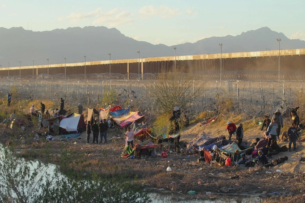 Migrantes acampan en la línea fronteriza entre México y Estados Unidos, a la altura de Ciudad Juárez y El Paso. Foto Afp.