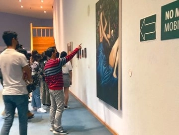 Exposición en la biblioteca de la UDLAP. Imagen tomada de su cuenta de twitter.