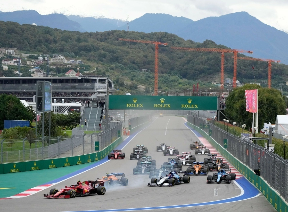 Pilotos durante el GP de Fórmula Uno de Rusia en el circuito de Sochi, el 26 de septiembre de 2021. Foto Ap