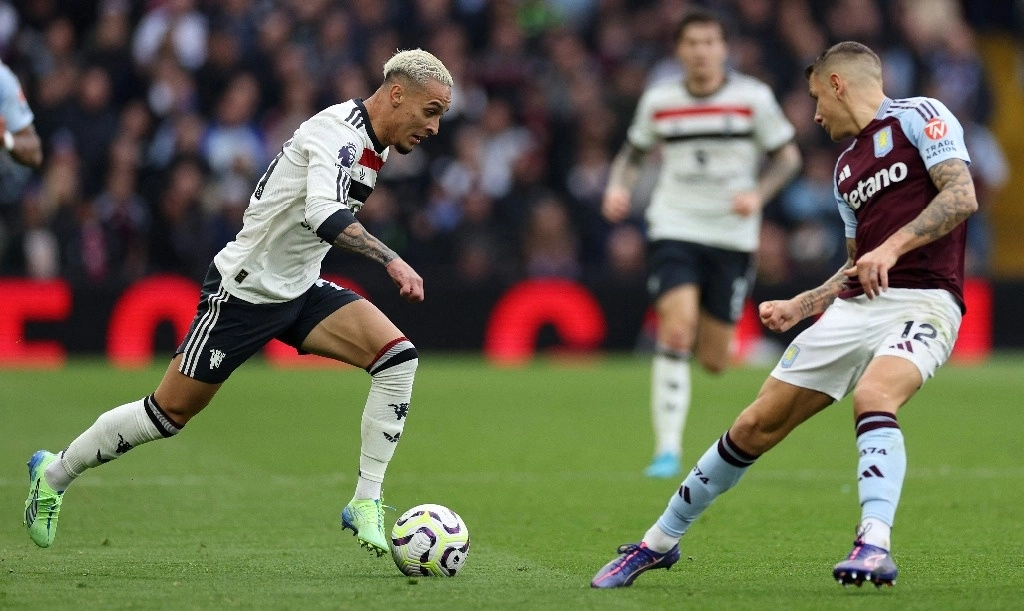 El defensa francés del Aston Villa, Lucas Digne (R), intenta bloquear una carrera del centrocampista brasileño del Manchester United, Antony, durante el partido de fútbol de la Liga Premier inglesa entre Aston Villa y Manchester United en Villa Park en Birmingham, en el centro de Inglaterra, el 6 de octubre de 2024. Foto Afp