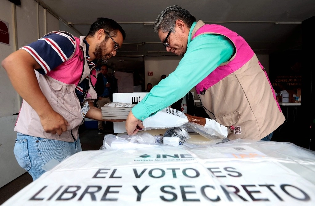 Trabajadores del INE en Guadalajara preparan paquete electoral para la elección presidencial. Foto Afp